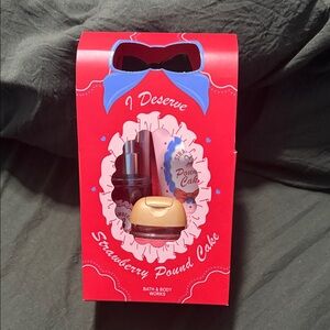 Bath & Body Works Strawberry Pound Cake Mini Set - Red/Gold